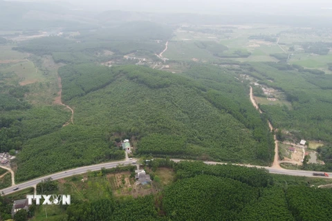 Quốc lộ 9 đoạn qua huyện Cam Lộ nhìn từ trên cao. (Ảnh: Thanh Thủy/TTXVN)