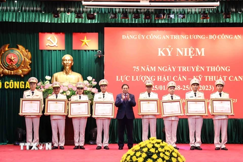 Thủ tướng Phạm Minh Chính trao Huân chương Bảo vệ Tổ quốc cho các tập thể có thành tích xuất sắc. (Ảnh: Phạm Kiên/TTXVN)