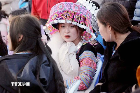Các cô gái người Mông trong trang phục truyền thống du Xuân, đón Tết. (Ảnh: Quang Quyết/TTXVN)