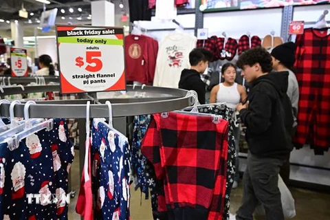 Người dân mua sắm tại một siêu thị ở Arcadia, California, Mỹ. (Ảnh: AFP/TTXVN)