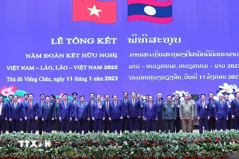 Thủ tướng Phạm Minh Chính và Thủ tướng Lào Sonexay Siphandone cùng các đại biểu tại Lễ tổng kết Năm Đoàn kết Hữu nghị Việt Nam-Lào, Lào-Việt Nam 2022. (Ảnh: Dương Giang/TTXVN)