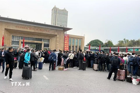 Người dân Trung Quốc chờ làm thủ tục xuất cảnh tại Cửa khẩu quốc tế Móng Cái ngày 8/1. (Ảnh: Văn Đức/TTXVN)