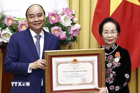Chủ tịch nước Nguyễn Xuân Phúc trao tặng Huân chương Hồ Chí Minh cho nguyên Phó Chủ tịch nước Nguyễn Thị Doan. (Ảnh: Thống Nhất/TTXVN)