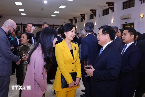 Giám đốc Học viện Chính trị Quốc gia Hồ Chí Minh Nguyễn Xuân Thắng với đại diện các Đại sứ quán và các tổ chức quốc tế. (Ảnh: Văn Điệp/TTXVN)