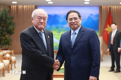 Thủ tướng Phạm Minh Chính tiếp Bộ trưởng Tài chính Nhật Bản Suzuki Shunichi. (Ảnh: Dương Giang/TTXVN)