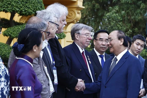 Chủ tịch nước Nguyễn Xuân Phúc gặp gỡ các đại biểu.(Ảnh: Thống Nhất/TTXVN)