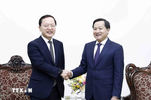 Phó Thủ tướng Lê Minh Khái tiếp Tổng giám đốc Tập đoàn Samsung Electronics phụ trách tài chính Park Hark-kyu. (Ảnh: An Đăng/TTXVN)
