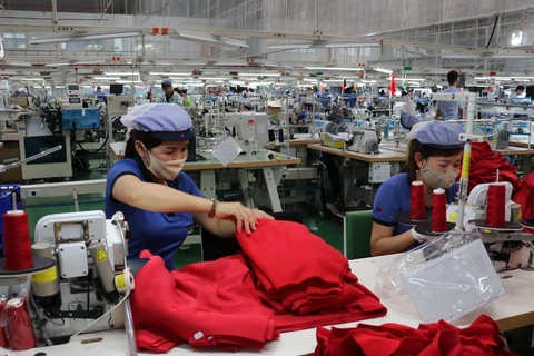 Công nhân tại Khu công nghiệp Bắc Đồng Phú (Bình Phước) sản xuất trong đại dịch. (Ảnh: Dương Chí Tưởng/TTXVN)