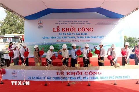 Các đại biểu thực hiện nghi thức động thổ, khởi công xây dựng cầu Văn Thánh. (Ảnh: Nguyễn Thanh/TTXVN)