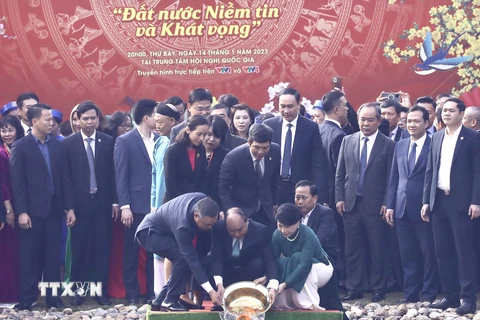 Chủ tịch nước Nguyễn Xuân Phúc và Phu nhân cùng các đại biểu kiều bào thả cá chép tiễn ông Công, ông Táo theo phong tục truyền thống. (Ảnh: Lâm Khánh/TTXVN)