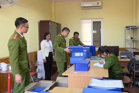 Cơ quan Cảnh sát điều tra Công an tỉnh Sơn La tiến hành khám xét tại Trung tâm đăng kiểm 2601D. (Nguồn: Công an tỉnh Sơn La)