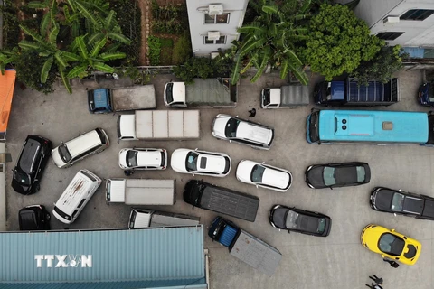 Xe xếp hàng chờ kiểm định tại Trung tâm đăng kiểm xe cơ giới 2917D, quận Long Biên. (Ảnh: Hoàng Hiếu/TTXVN)