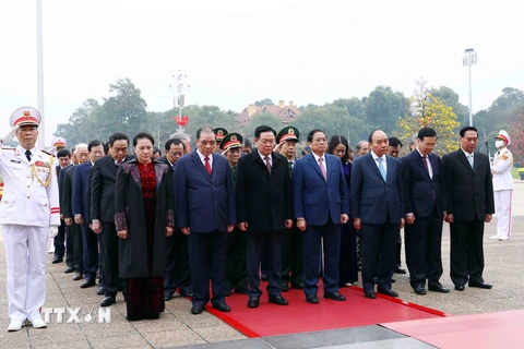 Các lãnh đạo, nguyên lãnh đạo Đảng, Nhà nước và Mặt trận Tổ quốc Việt Nam vào Lăng viếng Chủ tịch Hồ Chí Minh. (Ảnh: Phạm Kiên/TTXVN)