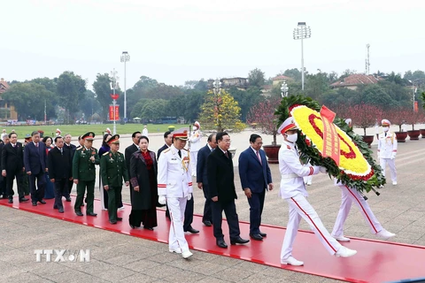 Các lãnh đạo, nguyên lãnh đạo Đảng, Nhà nước, Mặt trận Tổ quốc Việt Nam vào Lăng viếng Chủ tịch Hồ Chí Minh. (Ảnh: Phạm Kiên/TTXVN)
