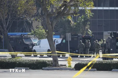 Cảnh sát được triển khai tại hiện trường vụ xả súng ở Monterey Park, California, Mỹ, ngày 22/1. (Ảnh: AP/TTXVN)