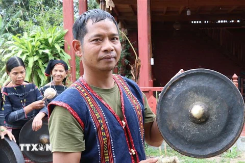 Đinh A Ngưi - người Bahnar tiên phong làm du lịch cộng đồng, góp phần bảo tồn văn hóa dân tộc. (Ảnh: Hồng Điệp/TTXVN)