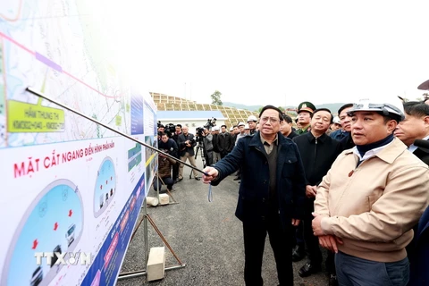 Thủ tướng Phạm Minh Chính kiểm tra và nghe báo cáo về tình hình thực hiện dự án thành phần cao tốc Mai Sơn-Quốc lộ 45. (Ảnh: Dương Giang/TTXVN)