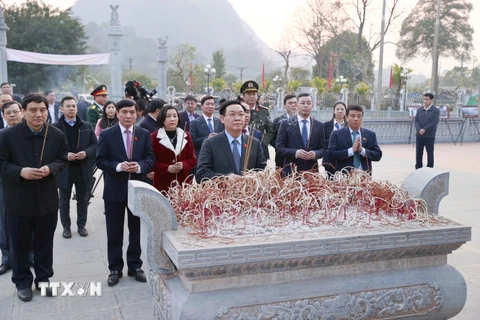 Chủ tịch Quốc hội Vương Đình Huệ và đại biểu dâng hương tại Khu tưởng niệm các vị tiền bối cách mạng. (Ảnh: Doãn Tấn/TTXVN)