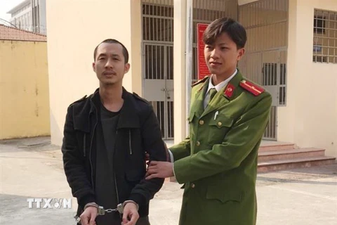 Công an huyện Lương Sơn bắt giữ đối tượng Nguyễn Đức Thành để phục vụ công tác điều tra. (Ảnh: Vũ Hà/TTXVN)