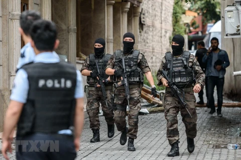 Cảnh sát Thổ Nhĩ Kỳ trong chiến dịch truy quét khủng bố tại Istanbul. (Nguồn: AFP/TTXVN)