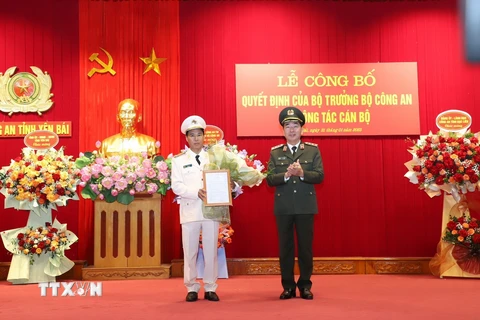 Thượng tướng Trần Quốc Tỏ, Thứ trưởng Bộ Công an, trao quyết định và tặng hoa chúc mừng Đại tá Lê Việt Thắng được bổ nhiệm làm Giám đốc Công an tỉnh Yên Bái. (Ảnh: Tuấn Anh/TTXVN)