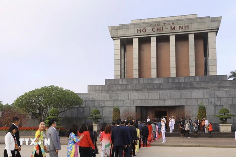 Đoàn kiều bào tiêu biểu dự chương trình Xuân Quê hương 2023 vào Lăng viếng Chủ tịch Hồ Chí Minh. (Ảnh: TTXVN)
