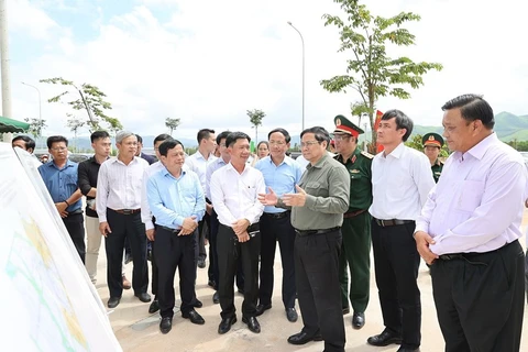 Thủ tướng Phạm Minh Chính thăm dự án Khu công nghiệp, đô thị và dịch vụ Becamex VSIP Bình Định. (Ảnh: Dương Giang/TTXVN)
