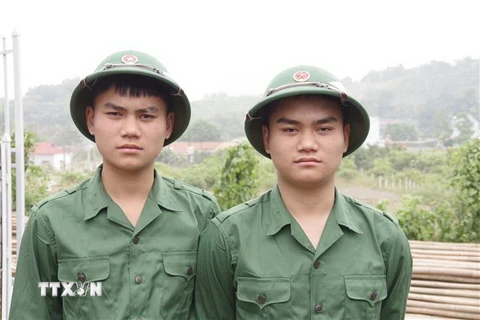 Hai anh em sinh đôi Bùi Thế Huynh (trái) và Bùi Anh Tuấn quyết tâm thực hiện ước mơ được khoác lên mình màu áo người chiến sỹ 'Bộ đội Cụ Hồ.' (Ảnh: Vũ Hà/TTXVN)