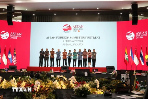 Các bộ trưởng ngoại giao mặc chiếc áo batik truyền thống của Indonesia, chụp ảnh chung tại Hội nghị hẹp Bộ trưởng Ngoại giao ASEAN 2023. (Ảnh: Đào Trang/TTXVN)