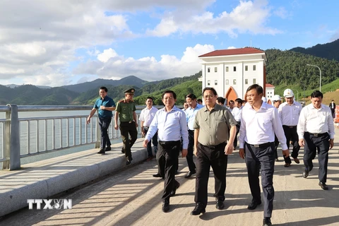 Thủ tướng Phạm Minh Chính thị sát công trình hồ chứa nước Đồng Mít. (Ảnh: Dương Giang/TTXVN)