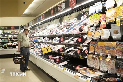 Người dân mua sắm tại một siêu thị ở Millbrae, bang California, Mỹ. (Ảnh: THX/TTXVN)