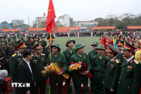 Lãnh đạo Bộ Quốc phòng, Quân khu 4, tỉnh Nghệ An nói chuyện, động viên các tân binh trước giờ lên đường nhập ngũ. (Ảnh: Văn Tý/TTXVN)