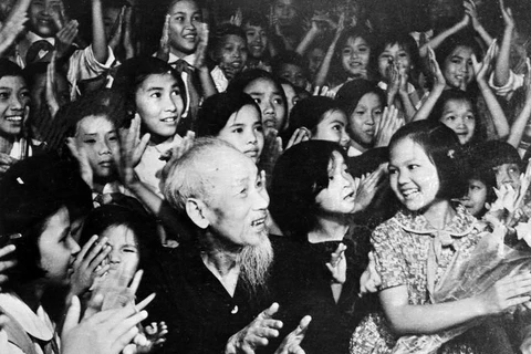 Nhân kỷ niệm Ngày Quốc tế Thiếu nhi 1/6, tối 31/5/1969, tại Phủ Chủ tịch, Chủ tịch Hồ Chí Minh cùng thiếu nhi Thủ đô xem biểu diễn văn nghệ chào mừng Bác. (Nguồn: TTXVN)