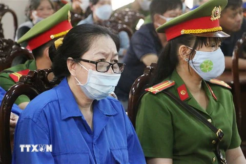 Vì lý do sức khỏe, bị cáo Nguyễn Thị Kim Hạnh (Mười Tường) được Hội đồng xét xử cho phép ngồi trong quá trình xét hỏi. (Ảnh: Công Mạo/TTXVN)