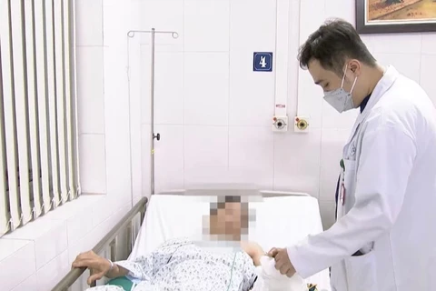 Sau phẫu thuật, nam bệnh nhân được chăm sóc, điều trị tích cực tại Bệnh viện Đa khoa Xanh Pôn.