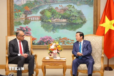 Phó Thủ tướng Trần Hồng Hà tiếp ông Surendra Rosha, đồng Tổng Giám đốc điều hành khu vực châu Á-Thái Bình Dương của ngân hàng HSBC. (Ảnh: Văn Điệp/TTXVN)