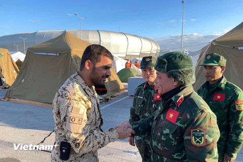 Thiếu tướng Phạm Văn Tỵ thăm nơi ở của đội cứu hộ Bahrain. (Ảnh: Văn Hiếu/Vietnam+)