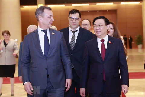 Chủ tịch Quốc hội Vương Đình Huệ trao đổi với Phó Chủ tịch thứ nhất Hội đồng Liên bang Nga Vladimirovich Yatskitrao. (Ảnh: Doãn Tấn/TTXVN)