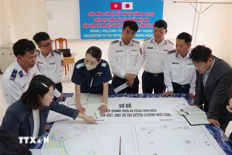 Sỹ quan tham mưu của hai bên trao đổi phương án huấn luyện tìm kiếm cứu nạn trên biển. (Ảnh: Đoàn Hữu Trung/TTXVN)