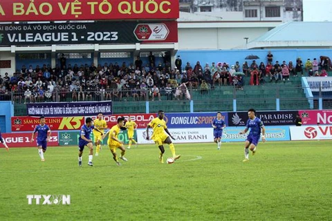 Đội Sông Lam Nghệ An với đấu pháp phòng ngự phản công không cho đội Khánh Hòa có cơ hội ghi bàn trong hiệp 1. (Ảnh: Đặng Tuấn/TTXVN)