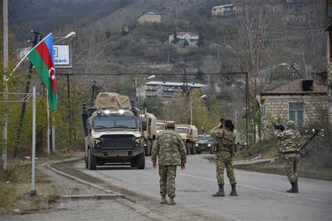 Binh sỹ và xe quân sự của Azerbaijan di chuyển qua thị trấn Lachin, gần khu vực biên giới với Armenia. (Ảnh: AFP/TTXVN)