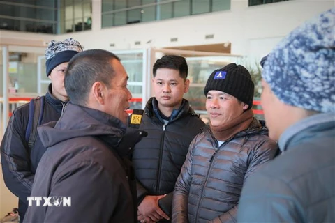 Đại sứ Việt Nam tại Thổ Nhĩ Kỳ Đỗ Sơn Hải (bên trái) đến sân bay Adiyaman (Thổ Nhĩ Kỳ) tiễn đoàn về nước. (Ảnh: Trường Dụy/TTXVN)