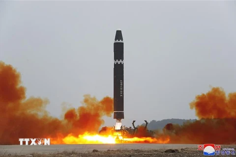 Tên lửa đạn đạo liên lục địa của Triều Tiên được phóng thử tại Sân bay quốc tế Bình Nhưỡng ngày 18/2. (Ảnh: KCNA/TTXVN)