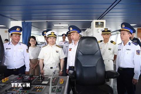 Lực lượng Bảo vệ bờ biển Nhật Bản tham quan tàu CSB 8002 của Vùng Cảnh sát biển 2. (Ảnh: Đoàn Hữu Trung/TTXVN)