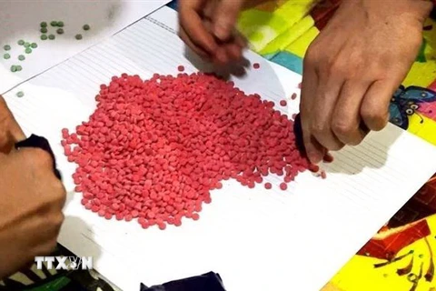 Cơ quan công an phát hiện, thu giữ gần 6.300 viên ma túy tổng hợp dạng hồng phiến. (Ảnh: TTXVN phát)