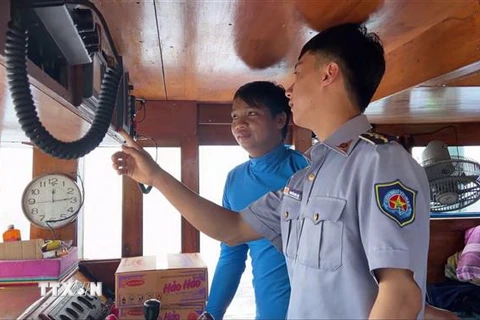 Kiểm ngư kiểm tra thiết bị giám sát hành trình trên các tàu cá đánh bắt trên biển. (Ảnh: TTXVN phát)