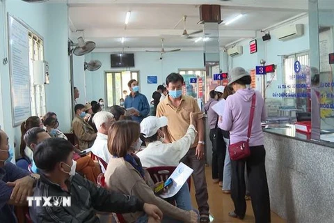 Người dân làm thủ tục tại Văn phòng Đăng ký đất đai huyện Lộc Ninh. (Ảnh: TTXVN phát)