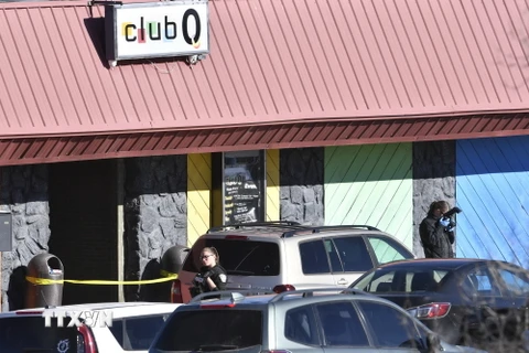 Cảnh sát phong tỏa hiện trường vụ xả súng tại hộp đêm Club Q ở thành phố Colorado Springs, bang Colorado, Mỹ, ngày 20/11/2022. (Ảnh: AFP/TTXVN)