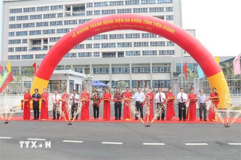 Các đại biểu thực hiện nghi thức cắt băng khánh thành Bệnh viện Đa khoa tỉnh Tiền Giang. (Ảnh: Minh Trí/TTXVN)