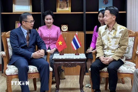 Đại sứ Phan Chí Thành (bên trái) và Tỉnh trưởng Nong Bua Lamphu, ông Suwit Chanworn. (Ảnh Huy Tiến/TTXVN)